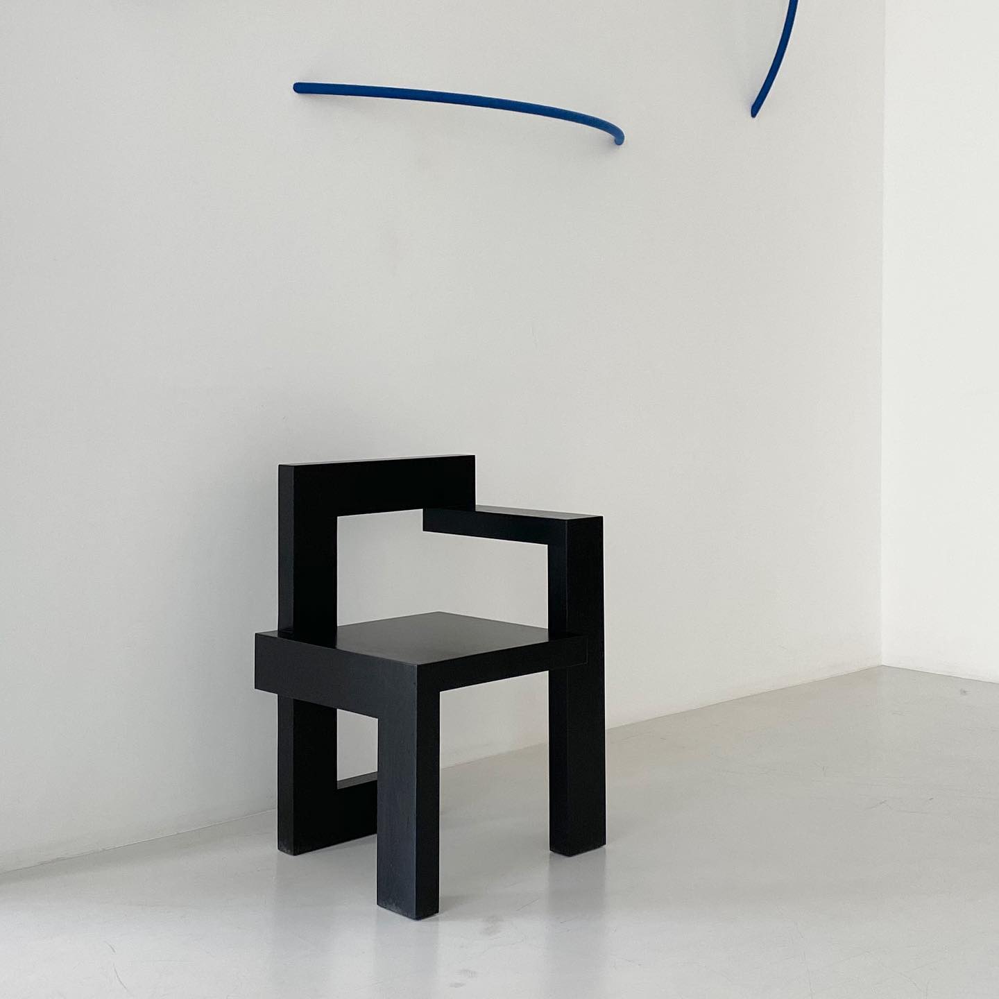 Black wooden Steltman chair designed by Gerrit Rietveld for Spectrum, showcasing minimalistic lines and craftsmanship.