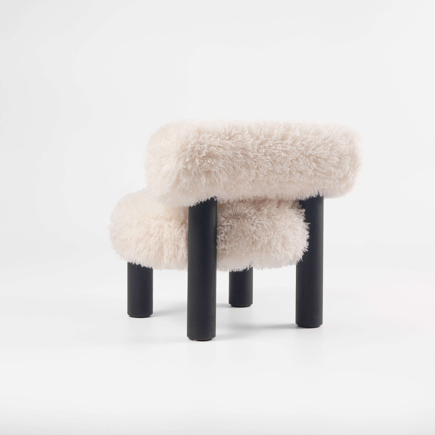 Gropius Low Chair CS2 Fluffy Edition with black legs by Noom, designed for comfort and style, perfect for modern interiors.