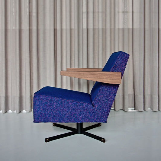 Spectrum designer Press Room Chair by Gerrit Rietveld, featuring a modern design and blue upholstery with a wooden armrest.