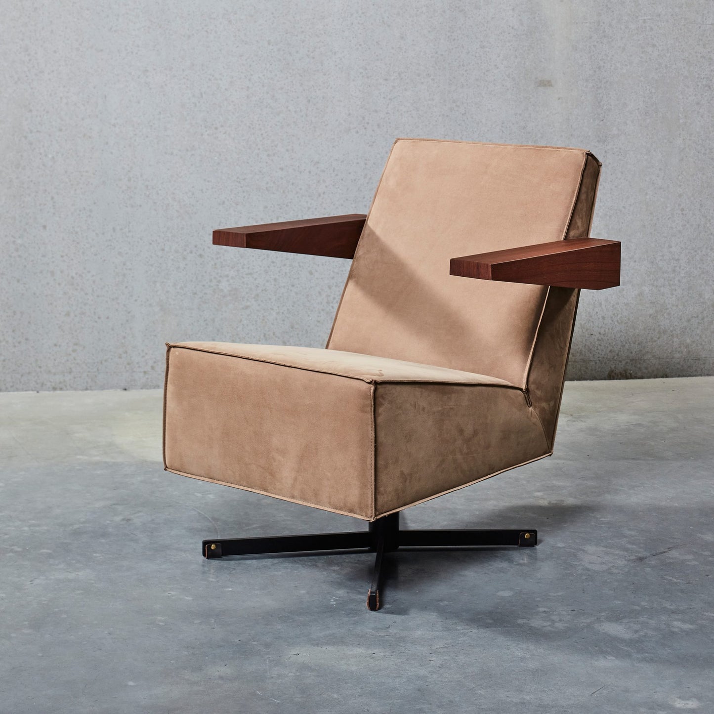Spectrum designer Press Room Chair by Gerrit Rietveld, 1958, featuring plush upholstery and modern wooden armrests.