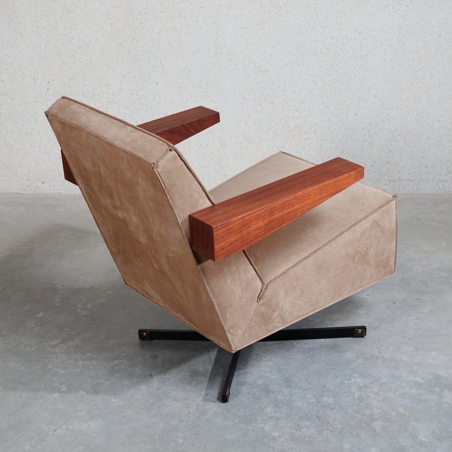 Spectrum designer Press Room Chair by Gerrit Rietveld, featuring a suede finish and wooden armrests.