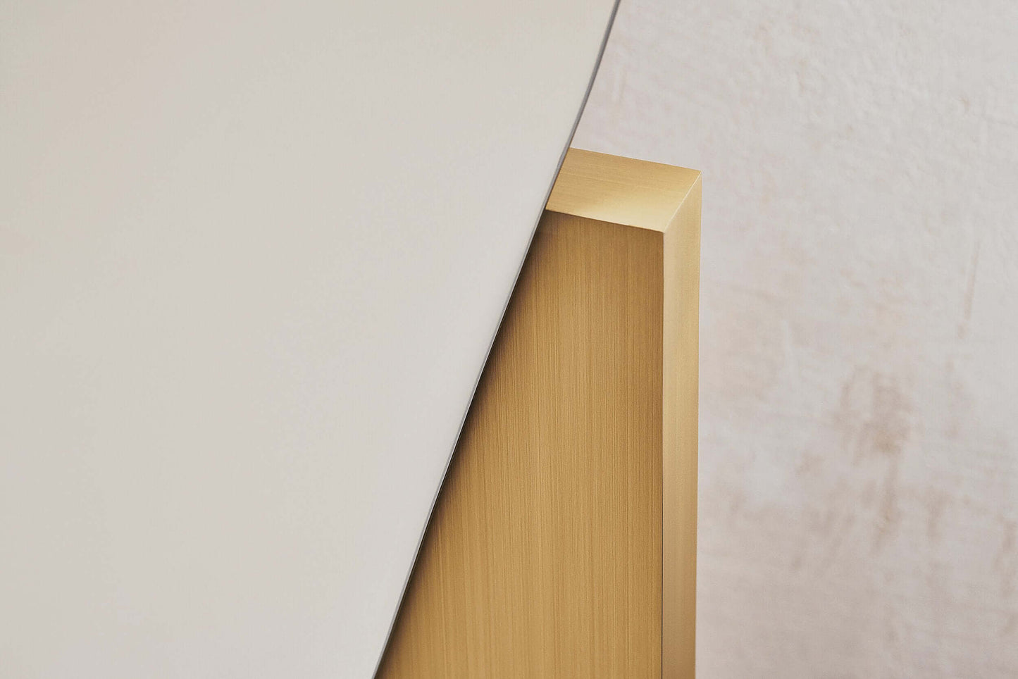 Close-up of Lake Mirror 2 with irregular shape, featuring Sottsass veneer by Alpi and elegant design elements by Noom.